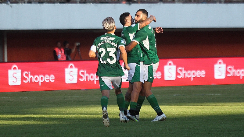 SELEBRASI: Pemain PSS Jihad Ayoub melakukan selebrasi usai mencetak gol ke gawang PSIS di Stadion Maguwoharjo Jumat (21/7). (GUNTUR AGA TIRTANA/RADAR JOGJA)
