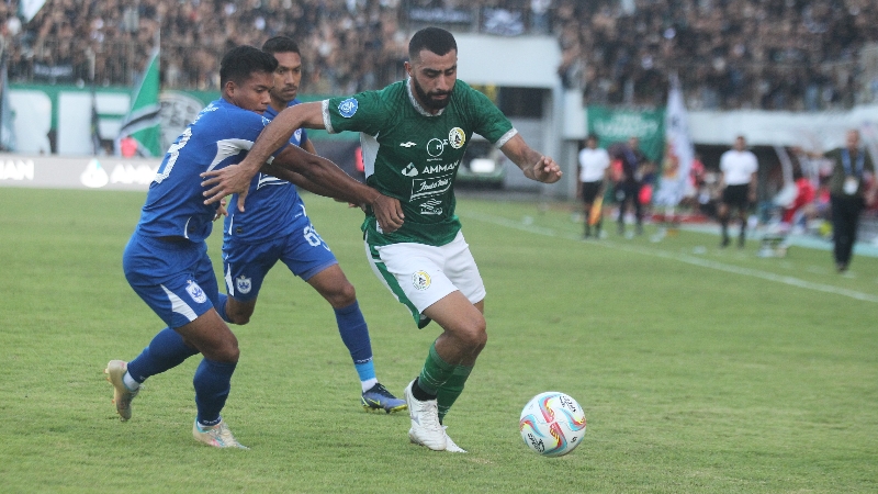 ANDALAN: Pemain PSS Jihad Ayoub berhasil melewati kawalan pemain PSIS dalam laga di Stadion Maguwoharjo Jumat (21/7). (GUNTUR AGA TIRTANA/RADAR JOGJA)