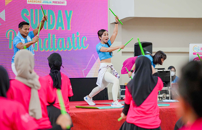 OLAHRAGA KARDIO: Anggota Nunna Tic saat bersama peserta pound fit memainkan drum stik saat pond fit dalam sebuah event.