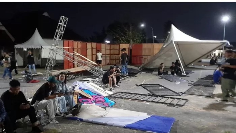 KISRUH: Sejumlah properti yang dirusak penonton konser musik rock Don
