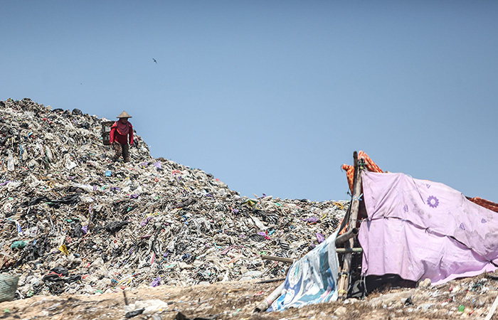 OVERLOAD: Pemulung mencari sampah yang dapat didaur ulang di TPST Piyungan, Bantul, Minggu (23/7/23). TPST Piyungan tutup 1,5 bulan hingga 5 September 2023.
