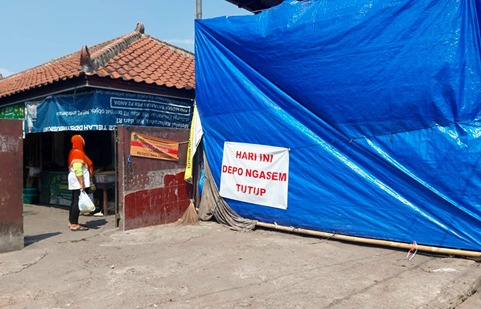TUTUP: Depo sampah daerah Ngasem, Kota Jogja, ditutup terpal Minggu (23/7/23).