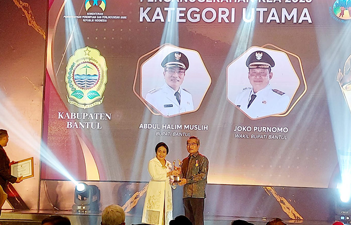 PRESTASI :&nbsp;Bupati Bantul Abdul Halim Muslih saat menerima penghargaan KLA kategori utama pada penganugerahan KLA 2023 yang digelar di Semarang, Sabtu (22/7/23).