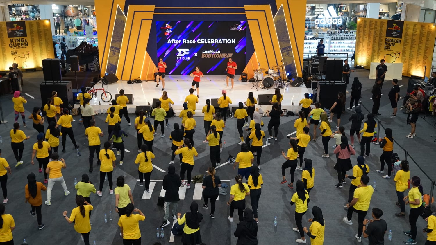 INSPIRASI: Ratusan orang antusias mengikuti kelas Les Mills Body Combat di Main Atrium Plaza Ambarrukmo Jogja, Minggu (22/7/2023). (Dok DF Fit Club Jogja)