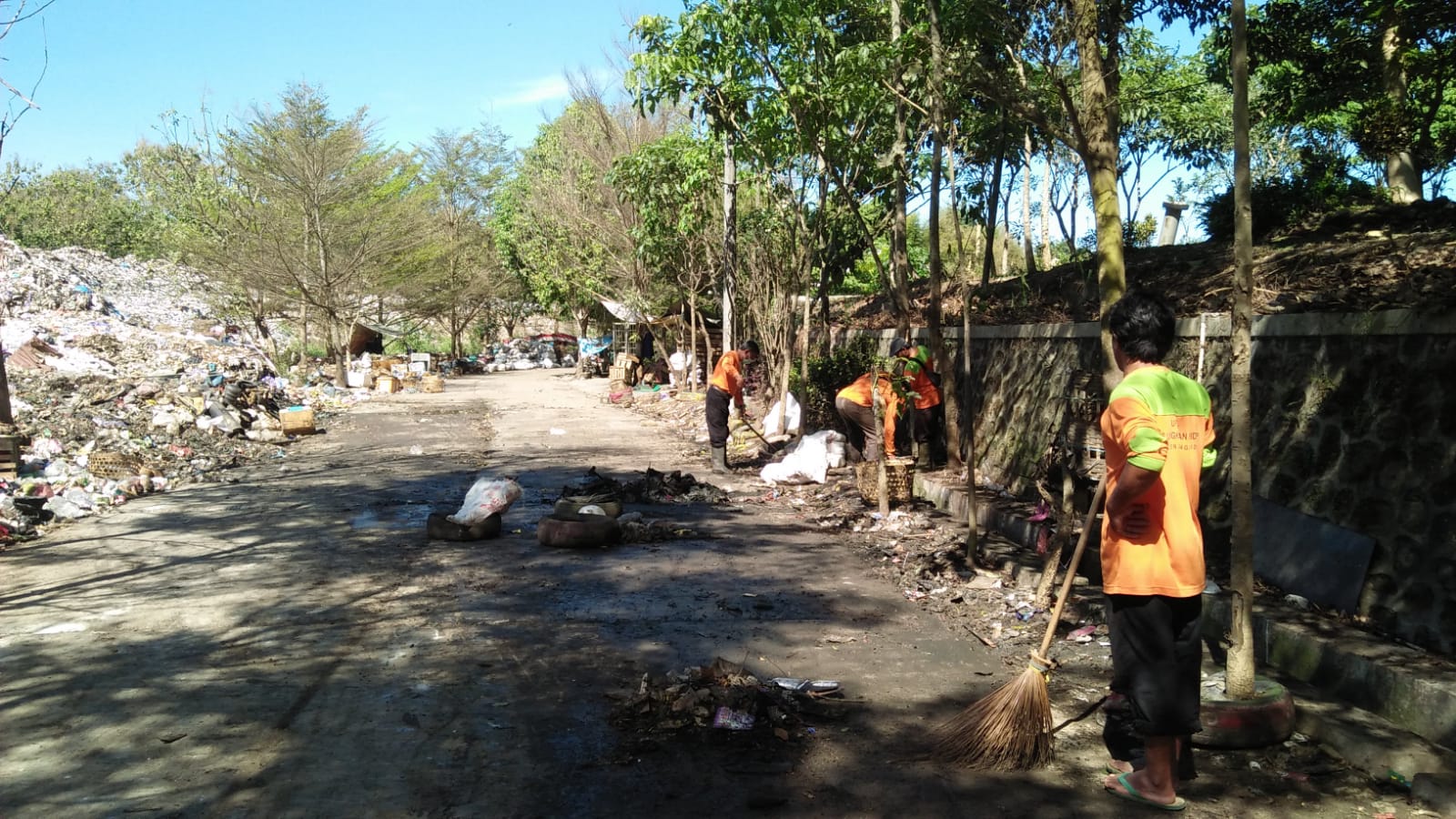 LOKAL: Petugas di TPA Wukirsari, Baleharjo, Wonosari beraktivitas di lokasi penampungan sampah. (Gunawan/Radar Jogja)