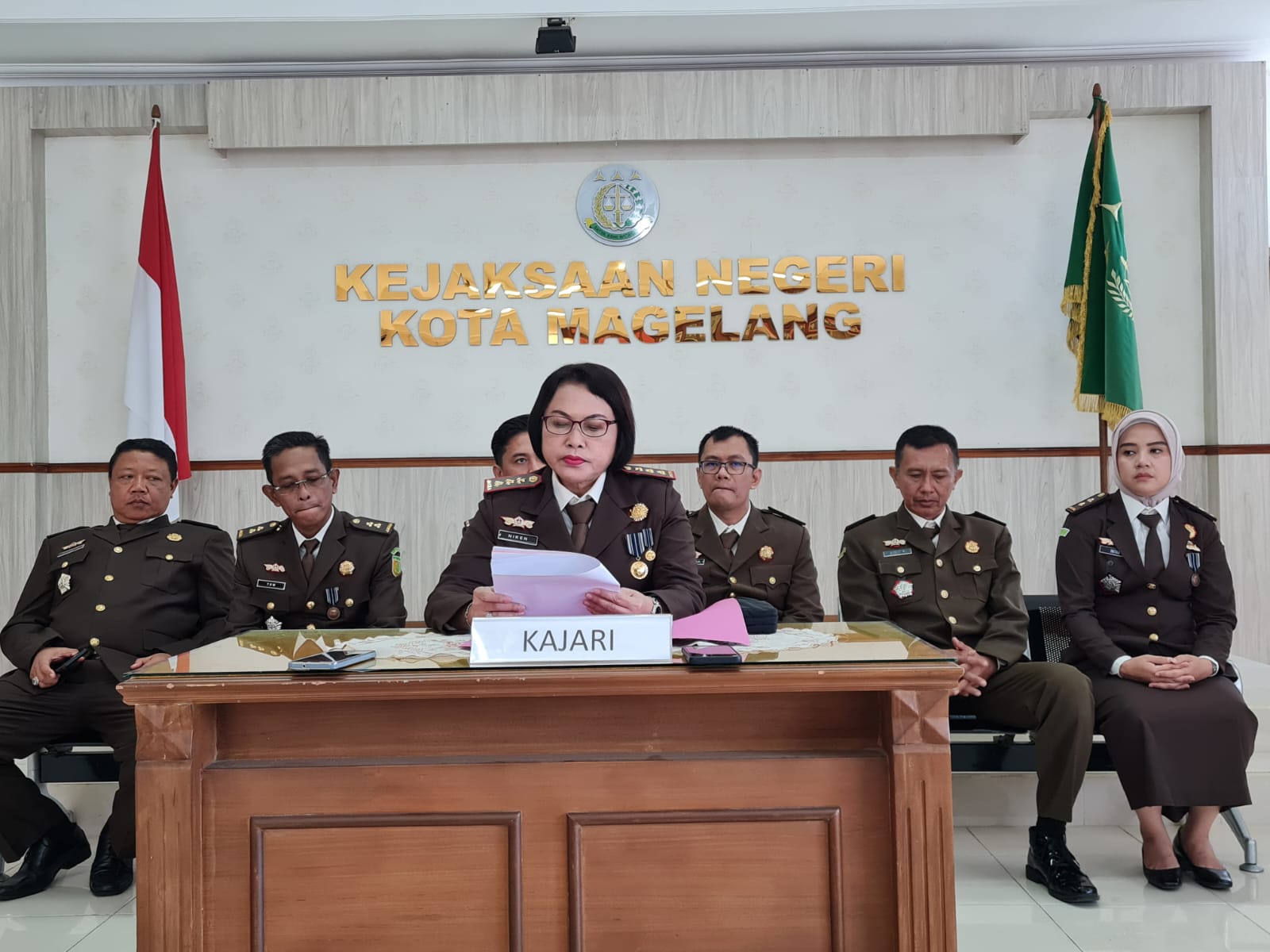 PAPARAN: Kepala Kejari Kota Magelang Yuniken Pujiastuti saat memberikan keterangan capaian kinerja kejaksaan selama periode Januari hingga Juni 2023, Sabtu (22/7). (Naila Nihayah/Radar Jogja)