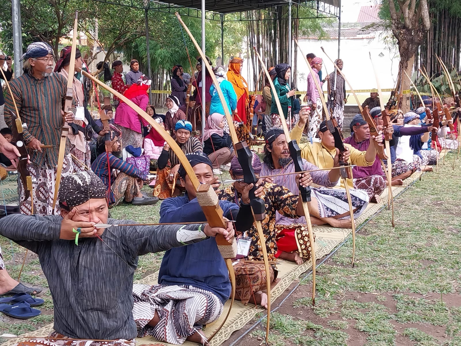 TITIS: Lomba jemparingan diikuti 26 Komunitas se-Kota Jogja di Sasana Jemparingan Hotel Royal Brongto, Minggu (23/7/2023). (Wulan Yanuarwati/Radar Jogja)