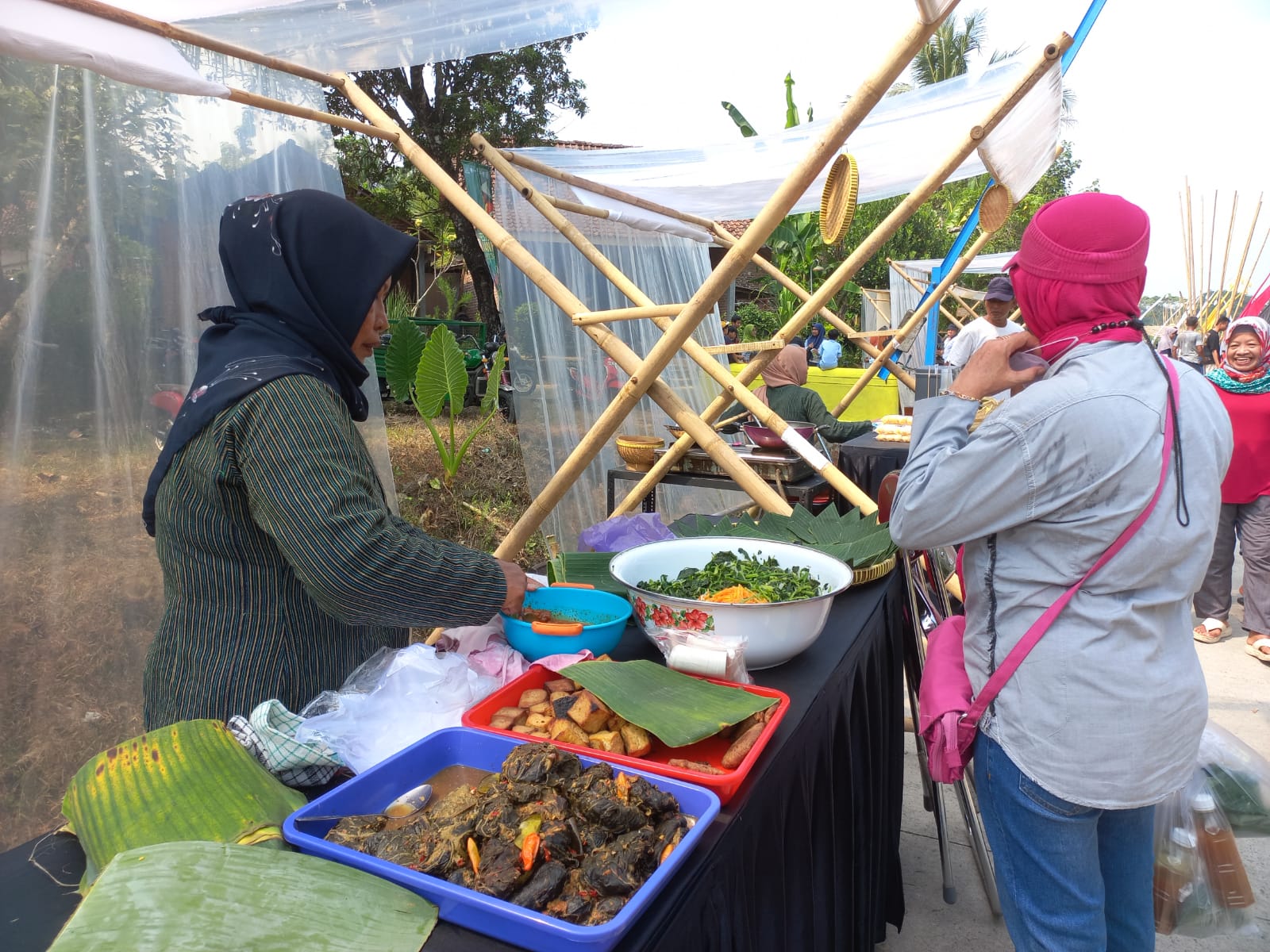 KHAS: Seorang menjajakan buntil buatannya pada acara Festival Van Der Wijck di Padukuhan Tangisan, Banyurejo, Sleman, beberapa waktu lalu. (MEITIKA CANDRA LANTIVA/RADAR JOGJA)