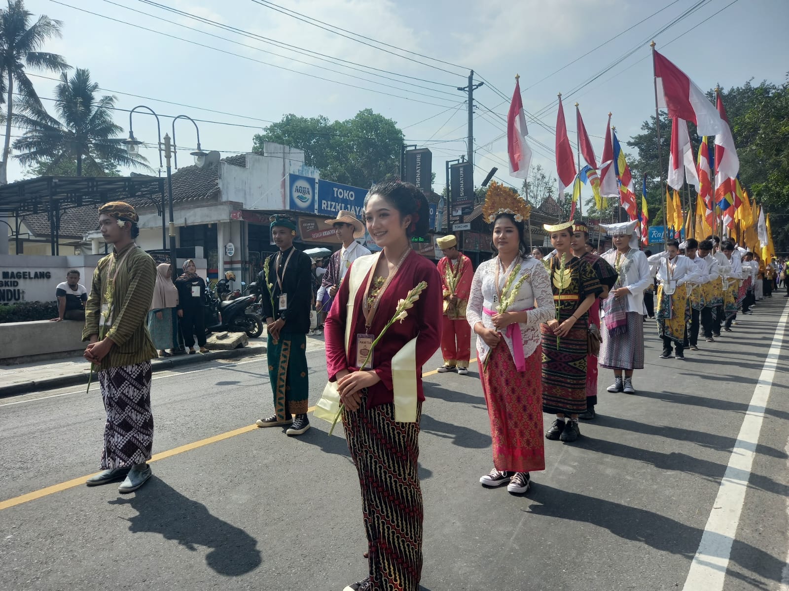 LAKU SPIRITUAL: Umat Buddha berjalan dari Candi Mendut menuju Candi Borobudur sebagai penutup rangkaian Indonesia Tipitaka Chanting dan Asalha Mahapuja 2567 BE/2023. (Naila Nihayah/Radar Jogja)