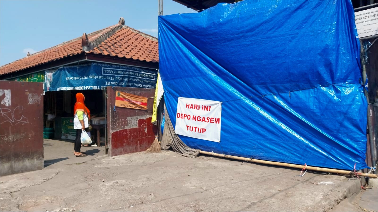 DITUTUP TERPAL: Depo sampah Ngasem, Kota Jogja, ditutup terpal, Minggu (23/7/2023). (Wulan Yanuarwati/Radar Jogja)