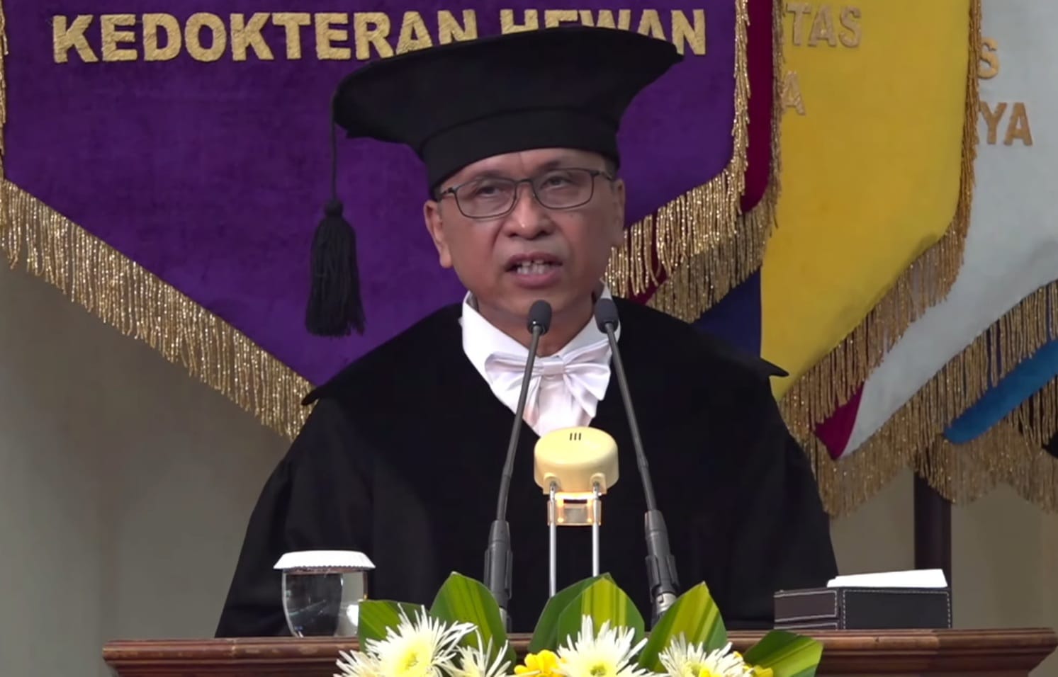 TROPIS: Prof dr drh Raden Wisnu Nurcahyo saat pidato pengukuhan sebagai Guru Besar Fakultas Kedokteran Hewan dalam Bidang Parasitologi. (Tangkapan Layar Youtube UGM)