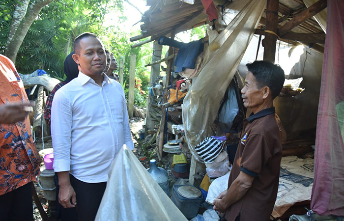 CEK KONDISI : Bupati Kebumen Arif Sugiyanto meninjau langsung gubuk reyot milik Dulsomad, 63, warga Desa Rantewringin, Kecamatan Buluspesantren.