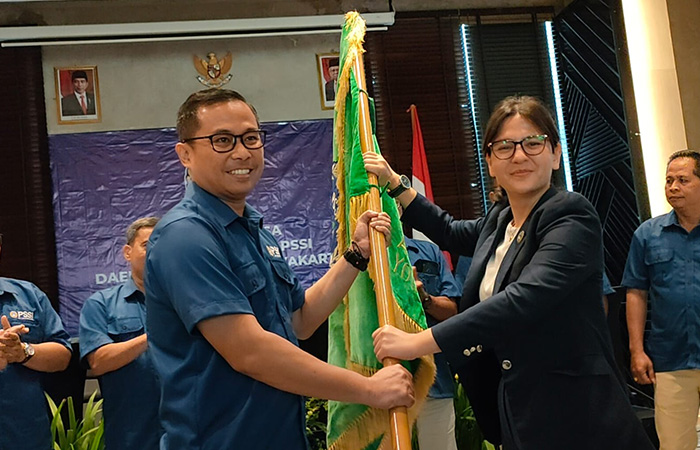 AMANAT: Wakil Ketua Umum PSSI Ratu Tisha (kanan) menyerahkan bendera kepada Ketua Umum Asprov PSSI DIJ Dessy Arfianto dalam kongres biasa pada Minggu (23/7/23).