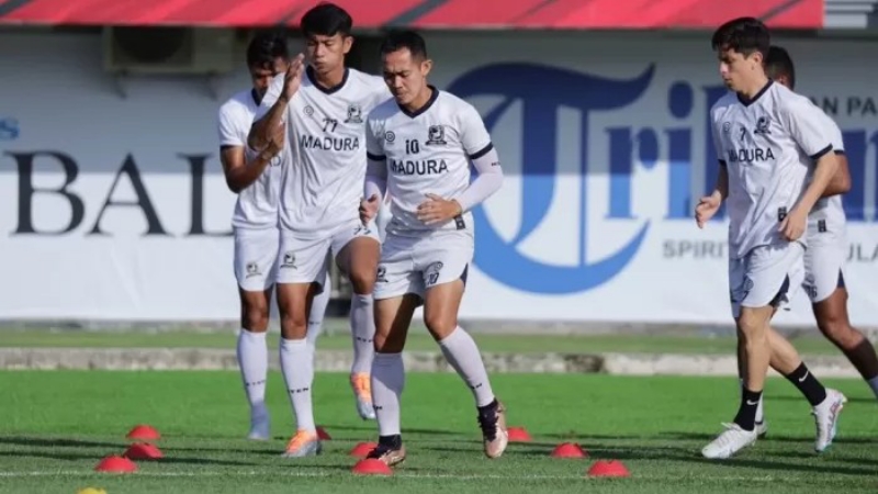 SIAP: Pemain Madura United terus meningkatkan persiapan mereka melalui latihan sebelum menghadapi Persis Solo, Minggu (23/7) malam. (Badan Liga Indonesia)