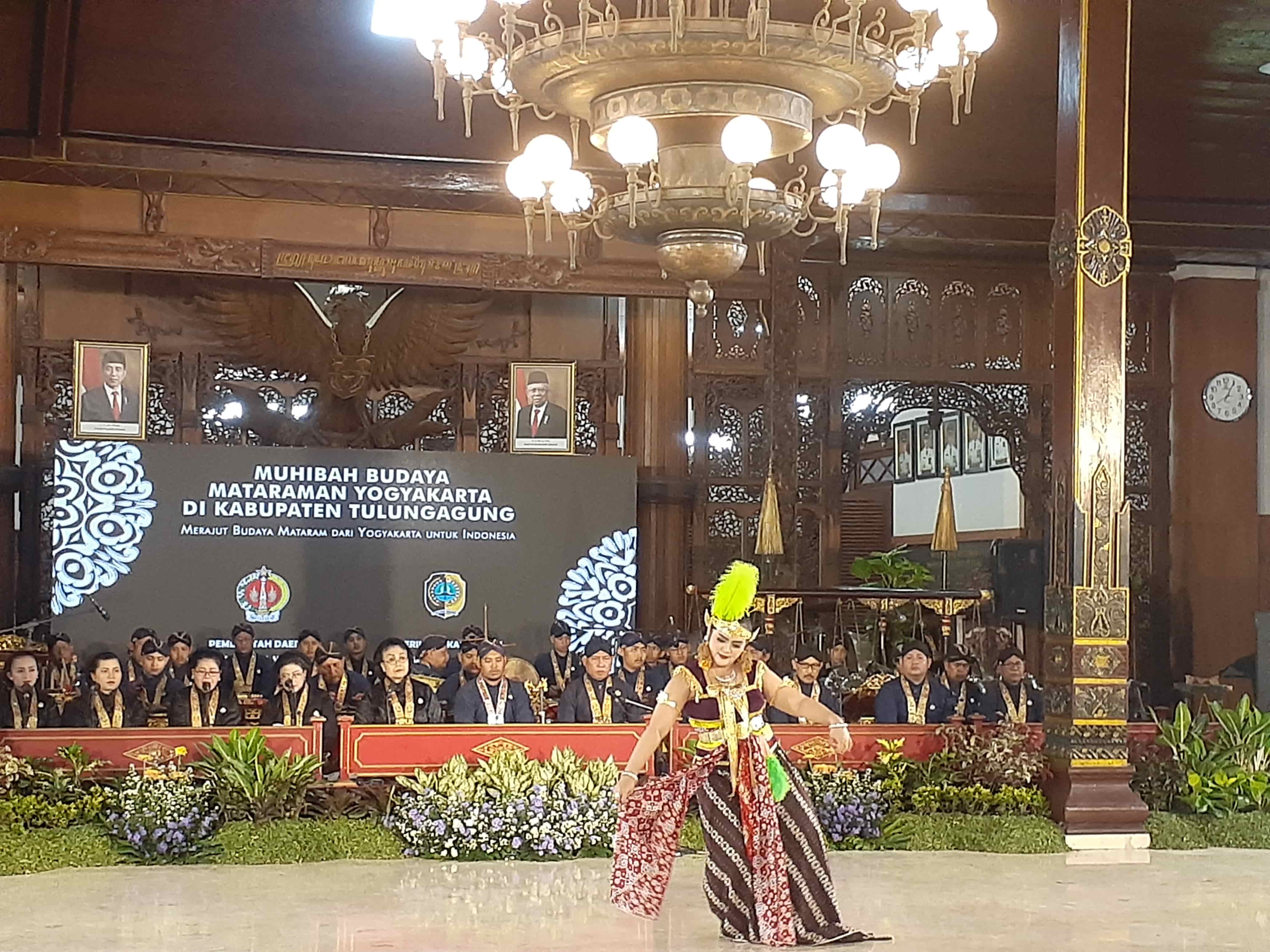 BERSEJARAH: Muhibah budaya beksan Pethilan Anila-Prahasta dan Beksan Golek Jangkung Kuning dari Keraton Ngayogyakarta di Pendapa Kongas Arum Kusumaningbongso, Tulungagung, tadi malam (24/7).