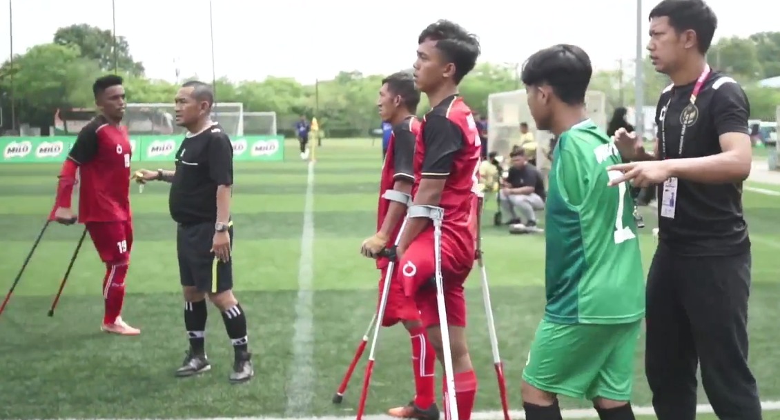SANG JUARA : Riski Adi Pradana, 23, pemain timnas sepak bola amputasi Indonesia U-23 asal Kebumen memboyong piala kejuaraan laga persahabatan di Malaysia