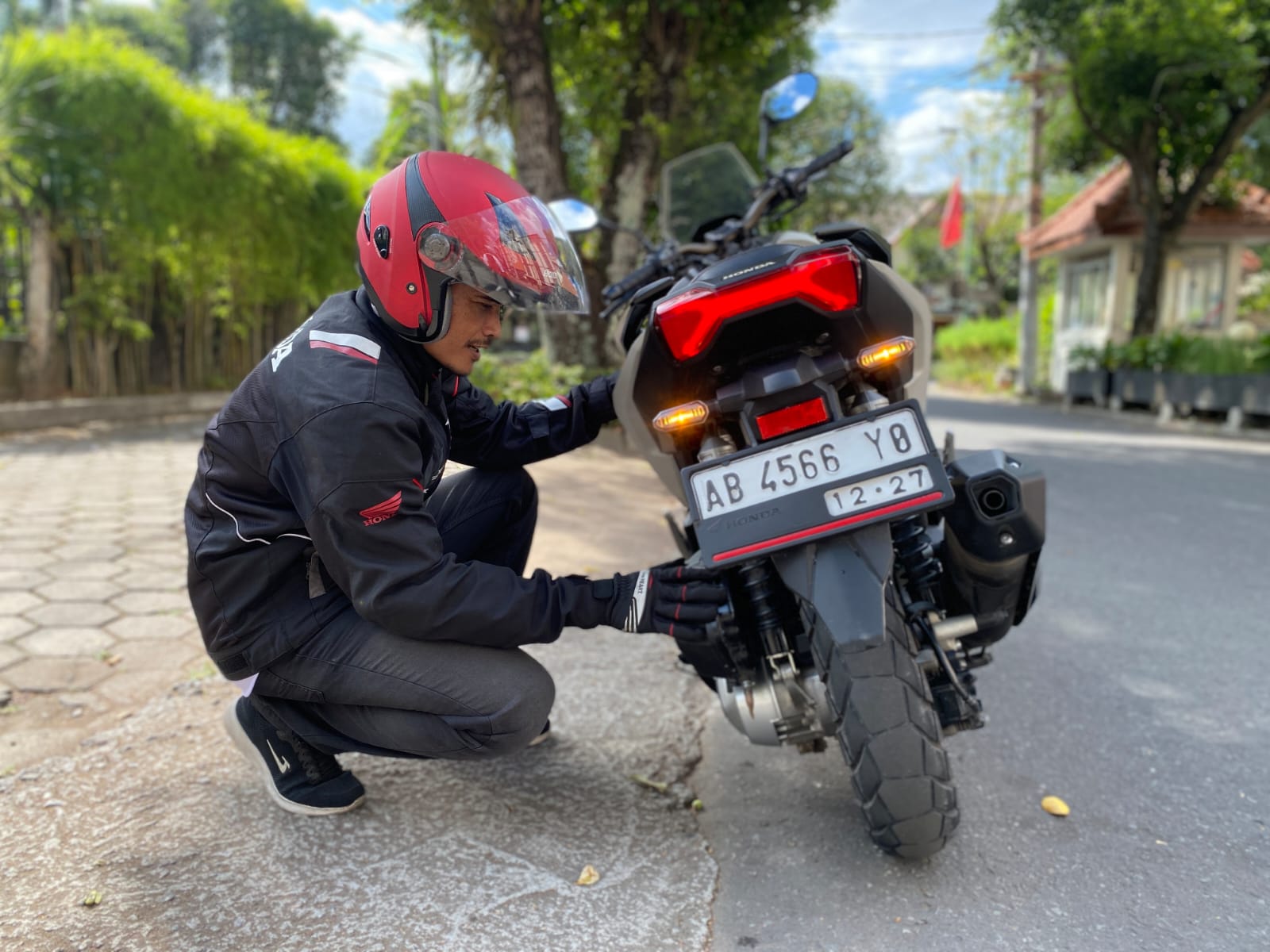 PENTING: LAmpu hazard berfungsi sebagai peringatan atau tanda keadaan darurat yang dialami oleh pengendara. (Istimewa)