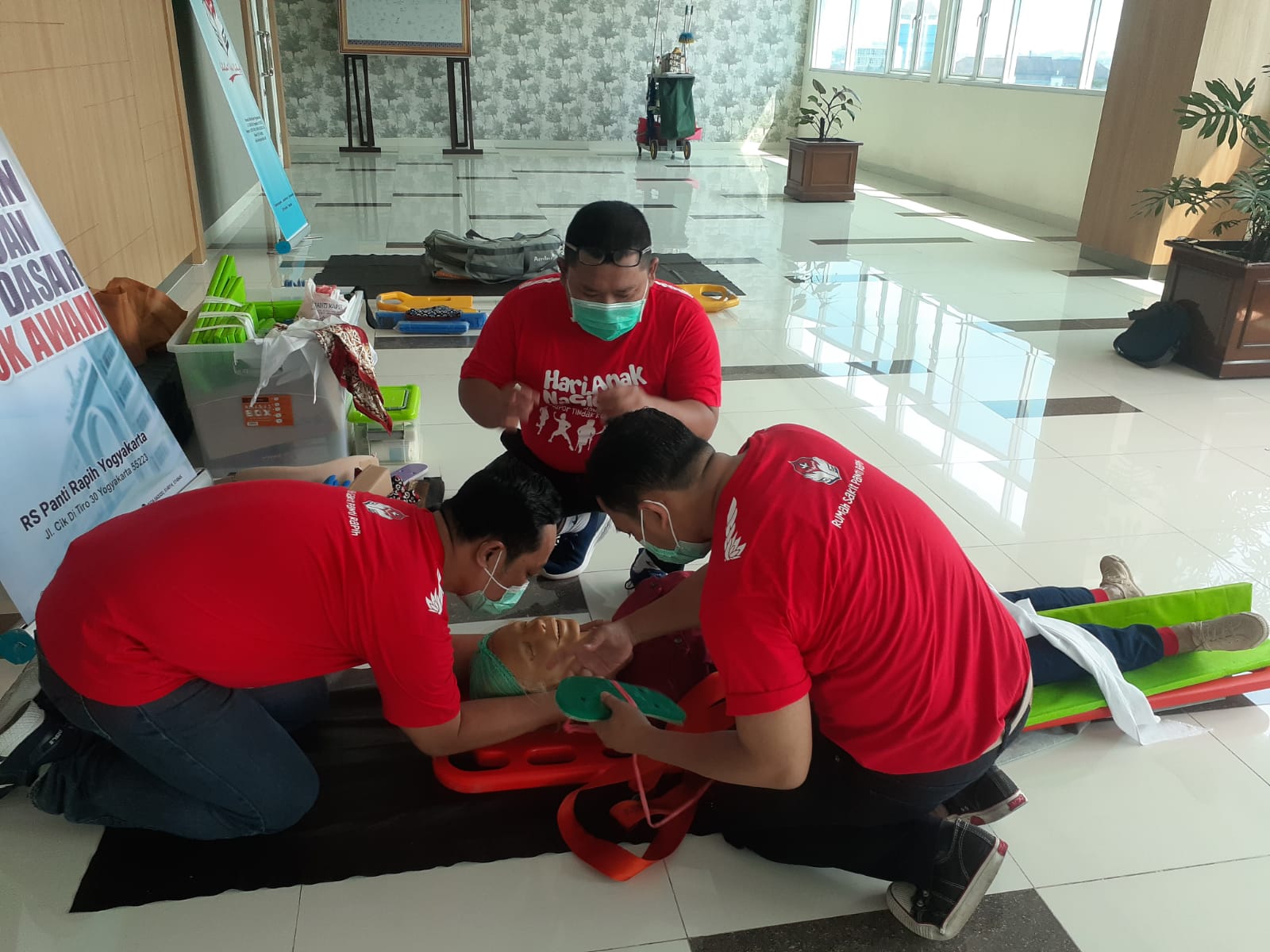 CEPAT: Tim medis saat memberikan contoh p3k ke pada anak-anak. (RIZKY WAHYU/RADAR JOGJA)