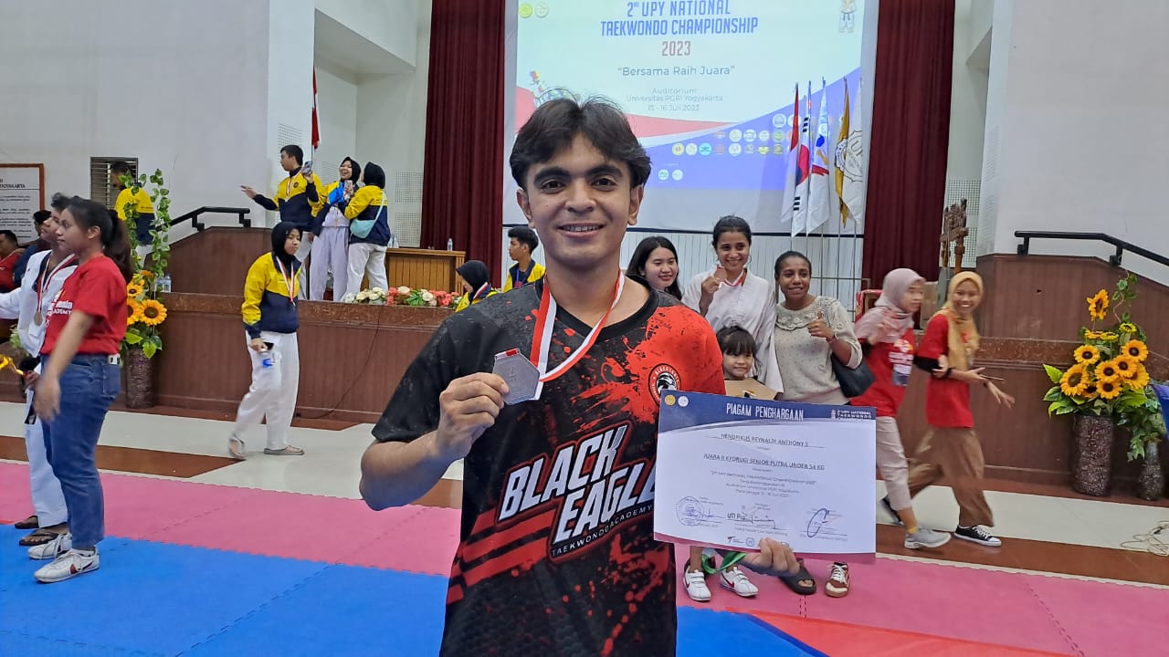 JUARA: Hendrikus Reynaldi Anthony Suka, mahasiswa Institut Teknologi Nasional Yogyakarta (ITNY), meraih juara 2 di UPY National Taekwondo Championship. (Rizky Wahyu/Radar Jogja)