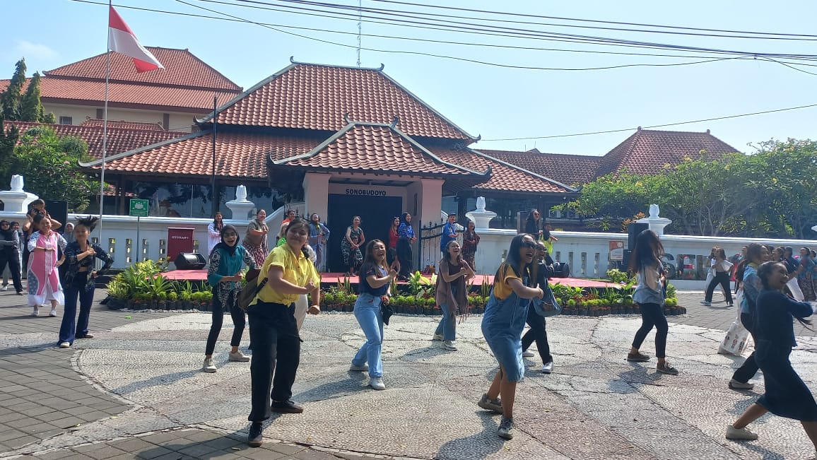 FLASHMOB: Pembukaan Equity Festival dengan Flashmob menari orasi kesetaraan, di Halaman Museum Sonobudoyo Senin (24/7). (Winda Atika Ira P/Radar Jogja)
