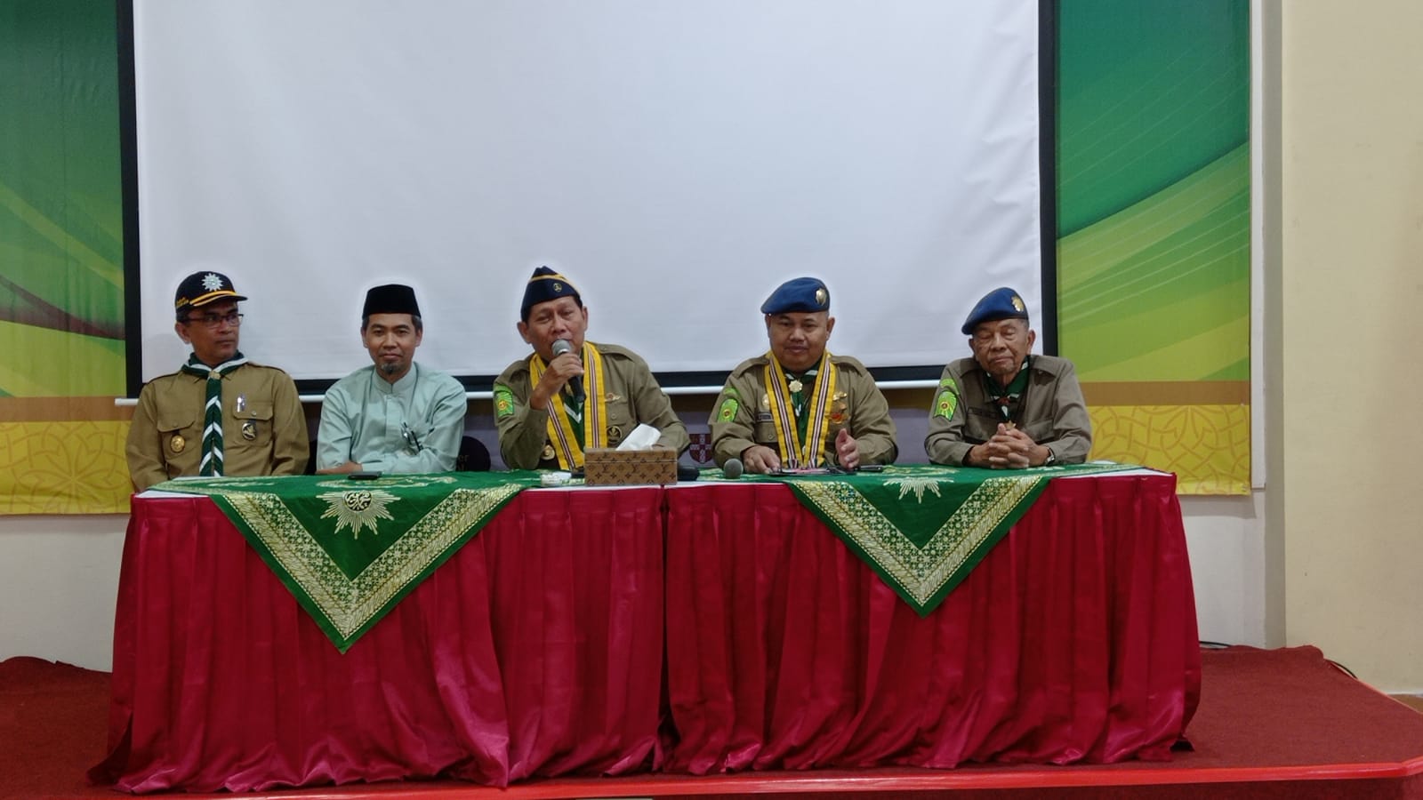 PAHLAWAN: Ketua Umum Kwartir Pusat Gerakan Kepanduan Hizbul Wathan Ramanda Endra Widyarsono dalam jumpa pers Muktamar HW ke-4 yang digelar di Madrasah Mualimat Jogja, Senin (24/7/2023).