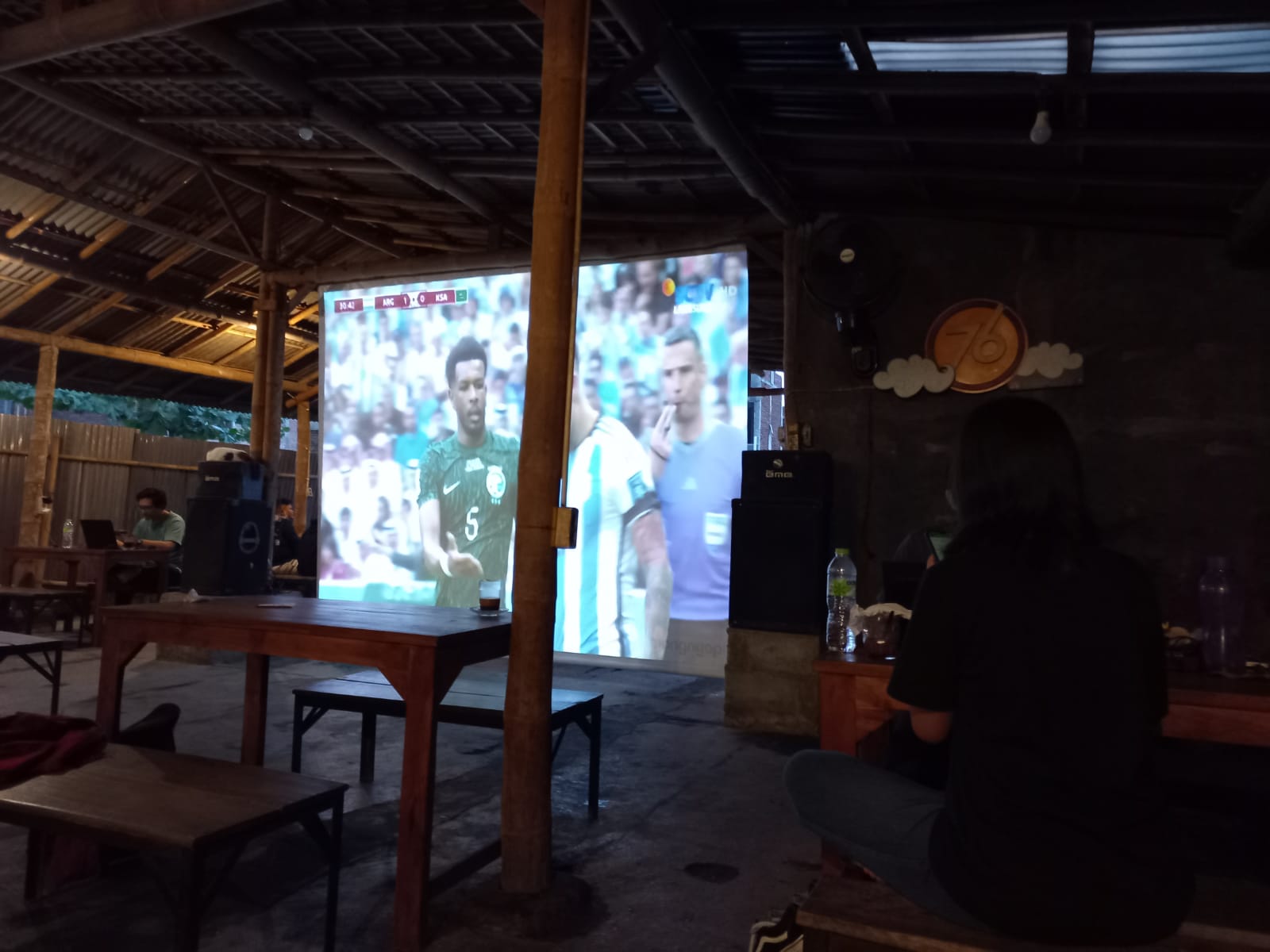 NOBAR: Nonton bareng menjadi aktivitas yang diminati untuk melepas penat. Namun tak jarang nobar dilakukan begadang di malam hari. (MEITIKA CANDRA LANTIVA/RADAR JOGJA)