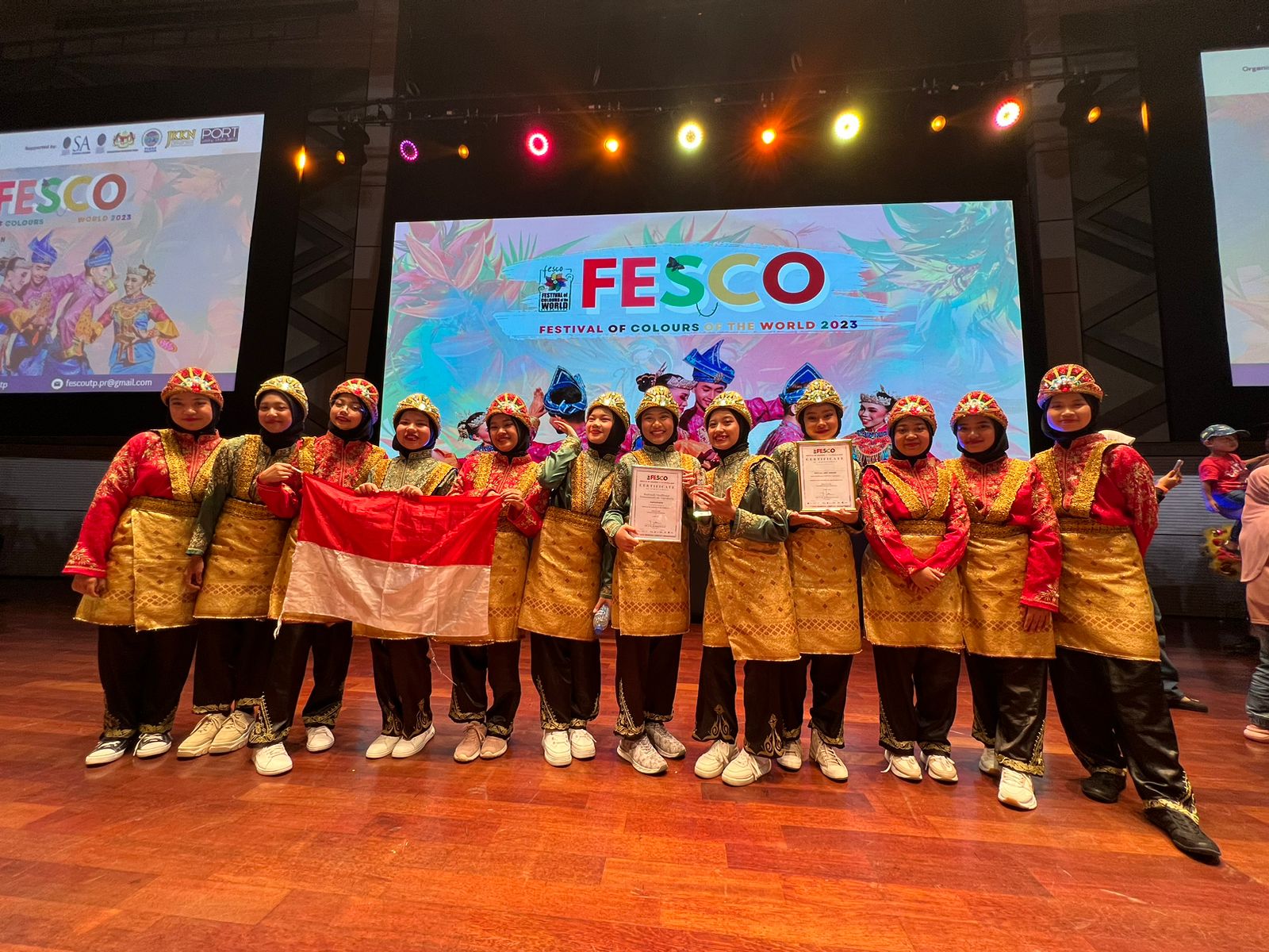 TERBAIK: Tim tari Madrasah Mu&rsquo;allimaat Muhammadiyah Jogja meraih penghargaan Special Jury Award Internasional (Open) Category pada Festival of Colour of the World (FESCO) 2023 di Malaysia. (Istimewa)