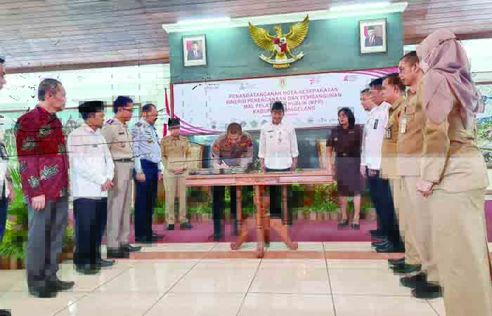 Bupati Magelang serta kepala instansi vertikal di wilayah Kabupaten Magelang saat melakukan penandatanganan nota kesepakatan sinergi perencanaan dan pembangunan MPP.