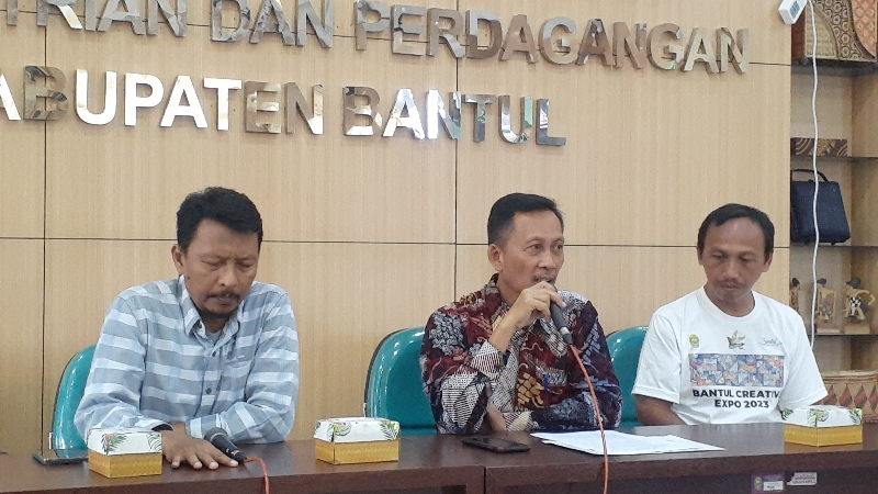 LARIS: Kepala DKUKMPP Bantul Agus Sulistiyana (tengah) saat menyampaikan jumpa pers terkait Bantul Creative Expo 2023 di kantornya, Jumat (21/7) lalu. (Iwan Nurwanto/Radar Jogja)