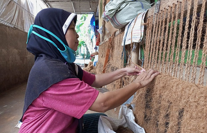 LARIS: Pengrajin serabut kelapa di Desa Rantewringin, Kecamatan Buluspesantren menerima banyak pesanan dari pasar dalam negeri maupun mancanegara.