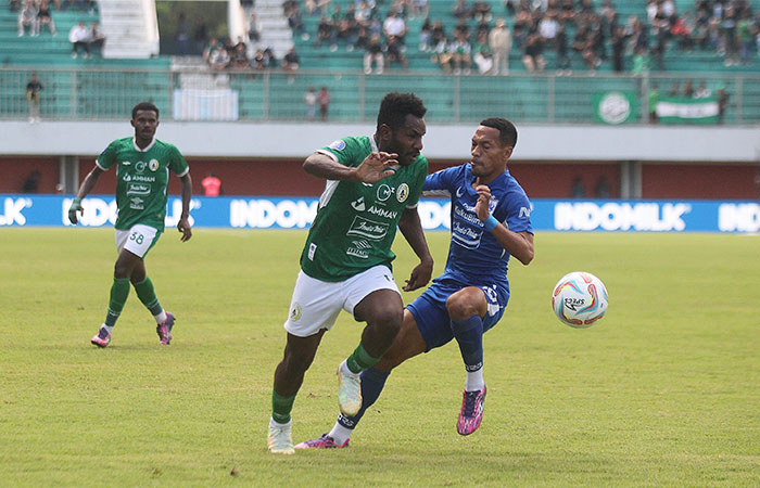 PEMBEDA: Penyerang PSS Sleman Ricky Cawor (kiri) dihadang pemain PSIS Semarang Giovani Numberi dalam laga di&nbsp; Maguwoharjo International Stadium (MagIS), Jumat (21/7).