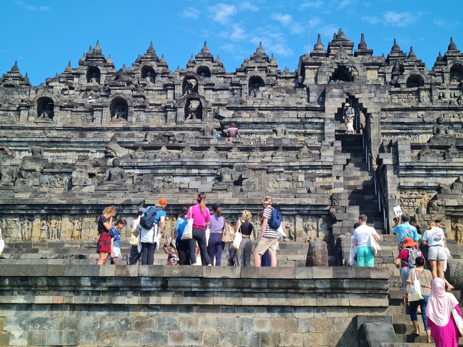 PADAT: Suasana kunjungan di Candi Borobudur. Sudah terlihat banyak wisatawan mancanegara yang berkunjung. (Naila Nihayah/Radar Jogja)