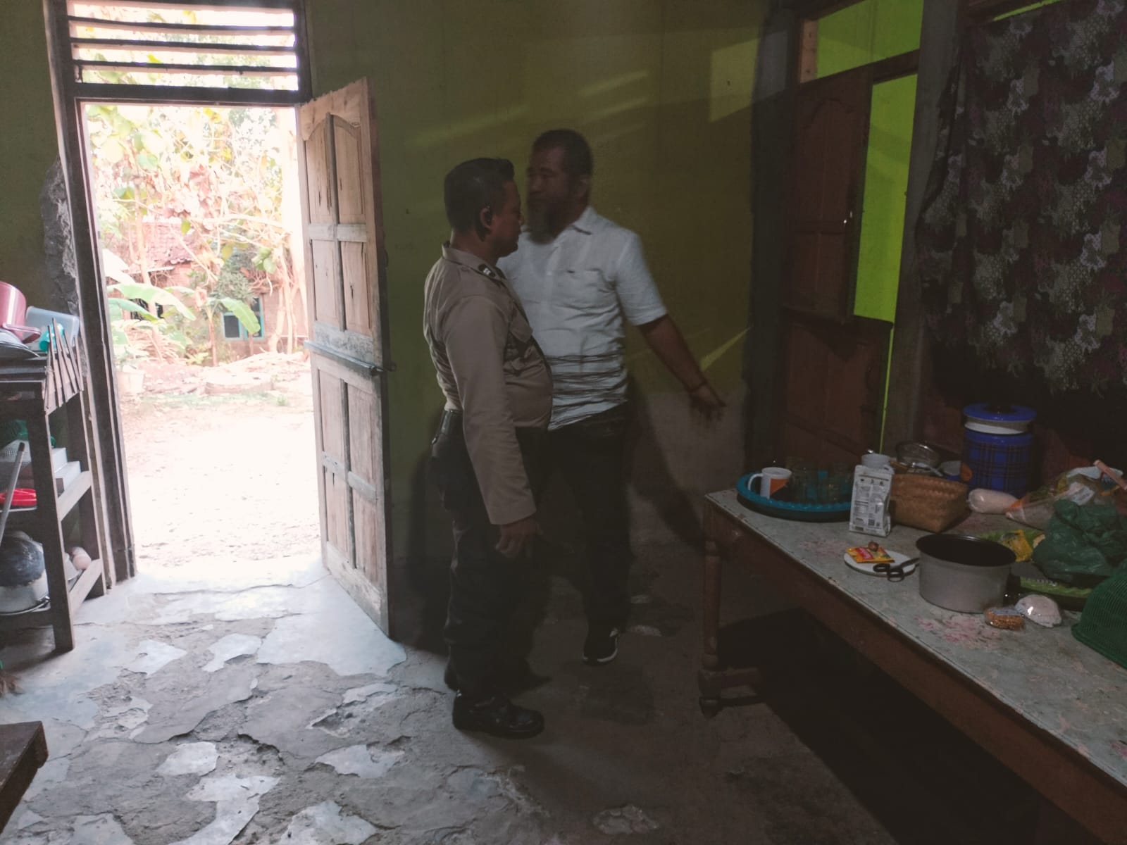 PERIKSA: Polisi saat melaksanakan olah tempat kejadian perkara kasus pencurian laptop milik mahasiswa KKN di Padukuhan Bungsing, Guwosari, Pajangan, Bantul, Senin (24/7). (Dok Humas Polres Bantul)