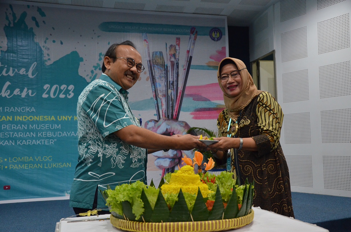 PERTAMA DI INDONESIA: Kepala Museum Prof Trie Hartiti Retnowati dan Wakil Rektor Bidang Umum dan Sumberdaya UNY Prof Edi Purwanta saat diacara Festival Pendidikan UNY. (Dok Humas UNY)