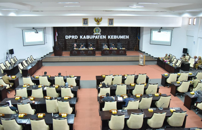 SIDANG PARIPURNA : DPRD Kebumen menggelar rapat paripurna masa sidang kedua dengan agenda pembahasan empat raperda, salah satunya tentang pengelolaan sampah.