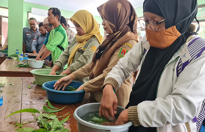 ANTUSIAS: Sebanyak 170 peserta tampak bersemangat saat mempraktikkan pembuatan Bio-Saka di Aula Dinas Pertanian dan Pangan (Distanpangan) Kabupaten Magelang, Selasa (25/7/23).