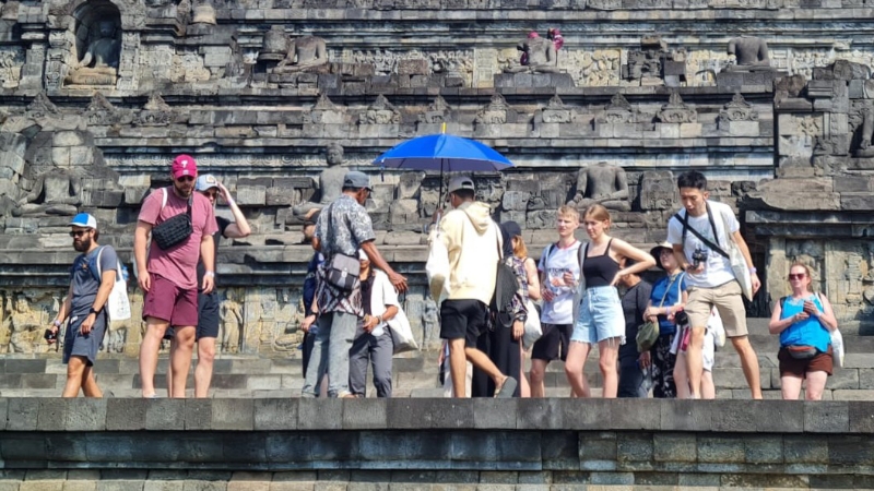 TURIS: Suasana kunjungan di Candi Borobudur. Sudah terlihat banyak wisatawan mancanegara yang berkunjung. (Naila Nihayah/Radar Jogja)