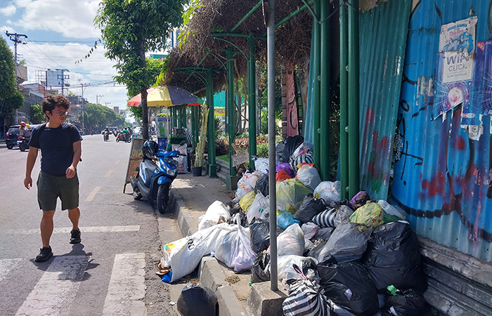 TAK SEHAT: Kondisi sampah di Jalan Brigjen Katamso atau di sisi barat Purawisata Jogja, kemarin siang (26/7/23).