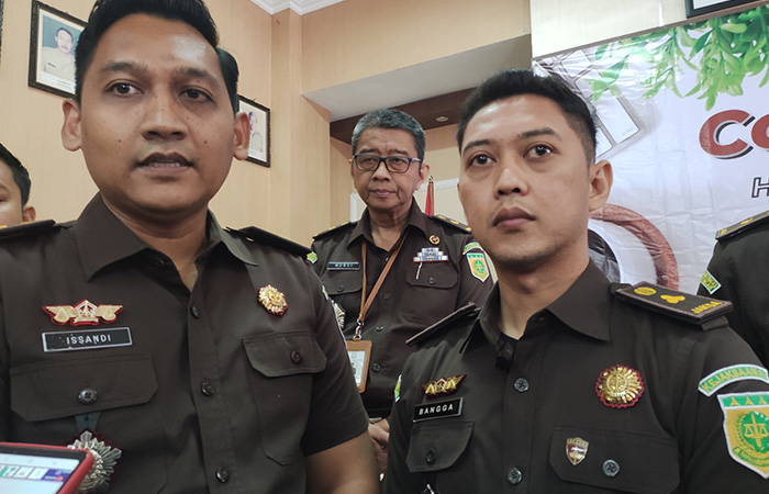 Kasi Intel, Kejari Purworejo Issandi Hakim (kiri).