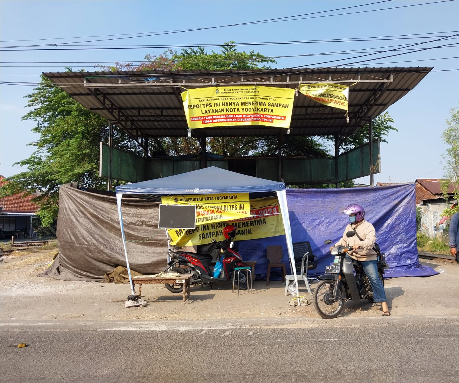 PILAH: Warga membuang sampah mandiri yang sudah dipilah di Depo Demangan Gondokusuman, Kota Jogja. (Wulan Yanuarwati/Radar Jogja)