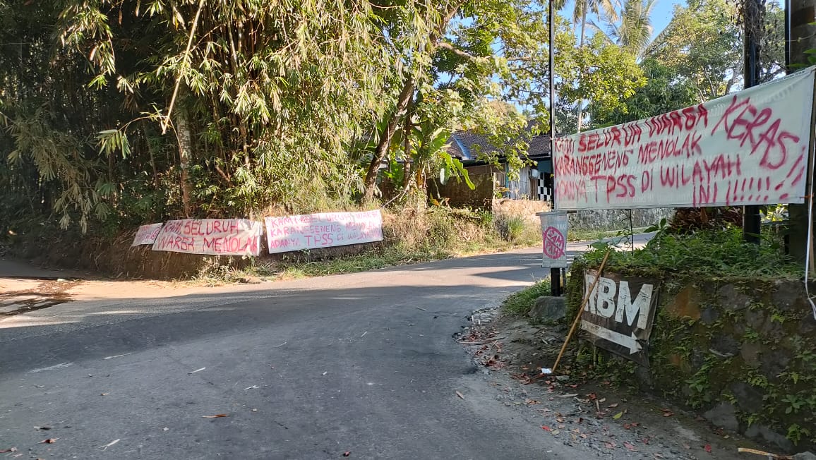 TOLAK: Spanduk menolak tempat penampungan sampah di Cangkringan. (Elang Kharisma/Radar Jogja)
