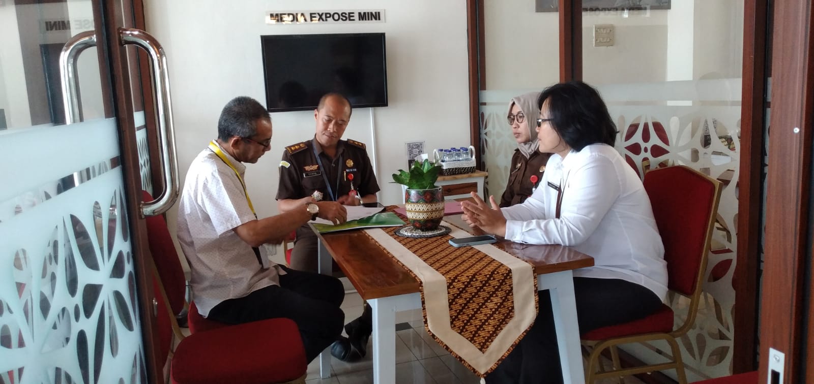 Jajaran Kejati DIJ melakukan pemeriksaan berkas terkait kasus penggelapan iuran BPJS ketenagakerjaan