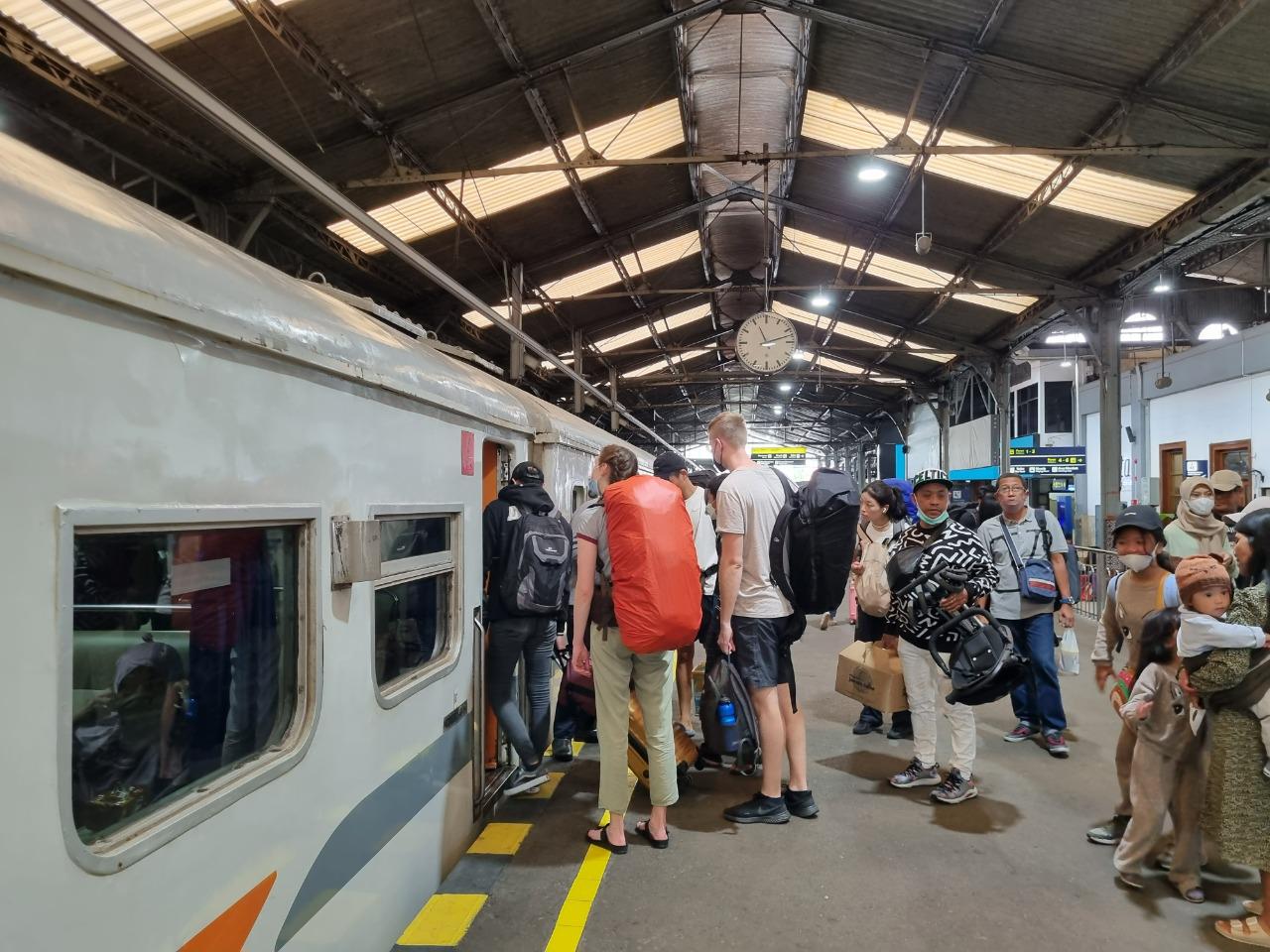 NYAMAN: PT Kereta Api Indonesia (Persero) Daop 6 Jogjakarta menawarkan layanan angkutan rombongan selain Kereta Api Luar Biasa (KLB) bagi pelanggan yang ingin pergi berkelompok. (Istimewa)