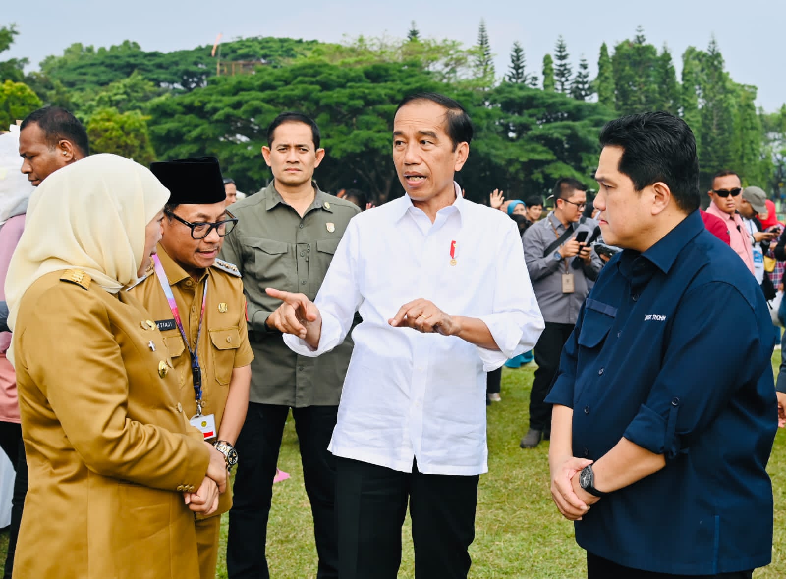 PEDULI: Presiden Joko Widodo memberikan keterangan setelah meninjau Pasar Rakyat yang digelar di Lapangan Rampal, Kota Malang, Provinsi Jawa Timur. (Istimewa)
