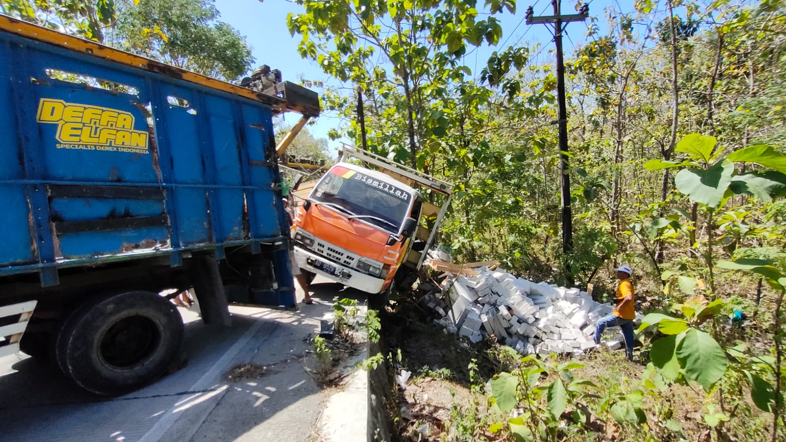 NGGULING: Truk terguling di ruas jalan provinsi Kalurahan Candirejo, Kapanewon Semin pada Rabu (26/7). (Gunawan/Radar Jogja)