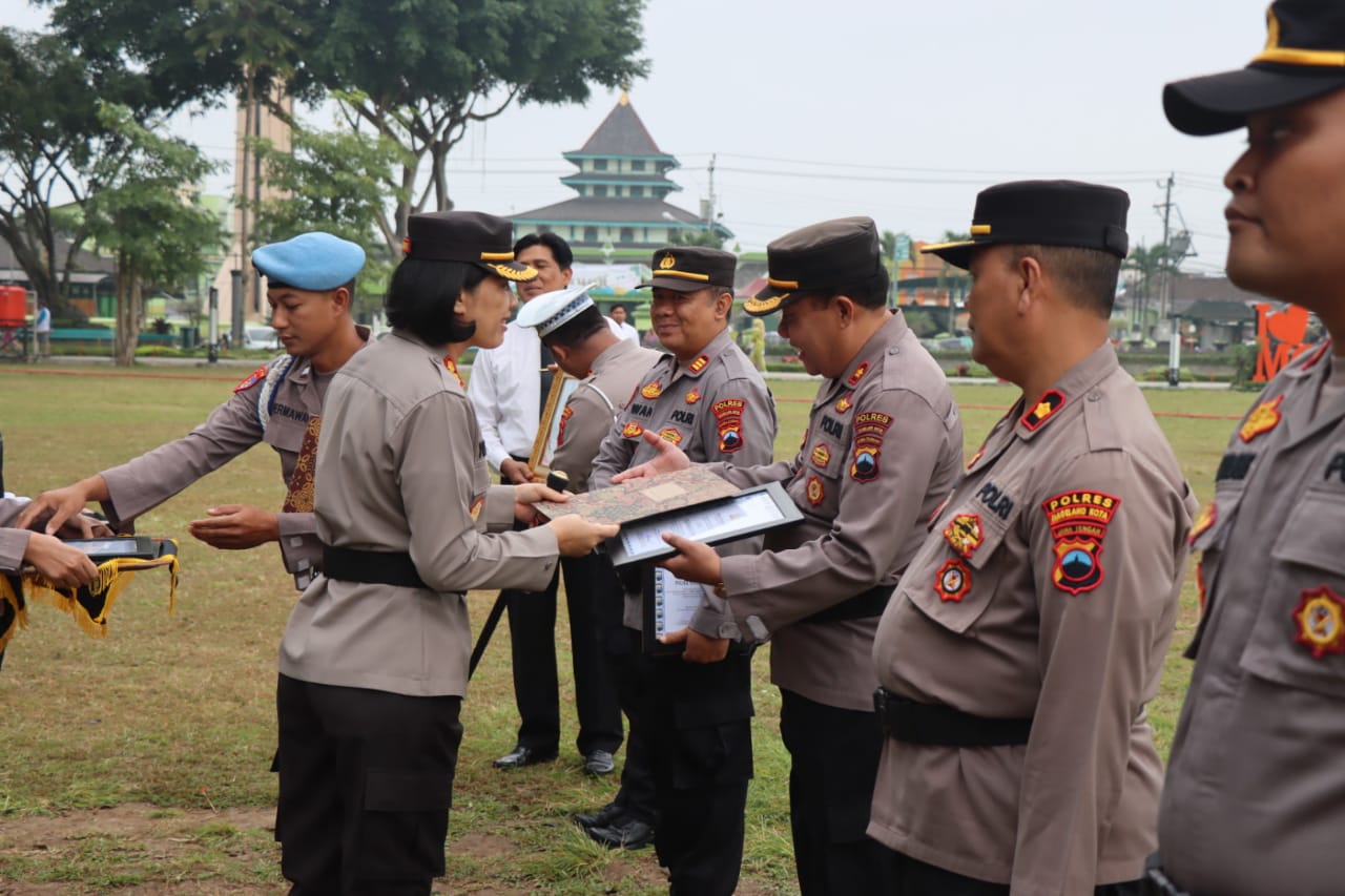PRESTASI: Kapolres Magelang Kota AKBP Yolanda Evalyn Sebayang saat memberikan penghargaan kepada Sat Intelkam (SKCK) dan Sat Lantas (SIM). (Humas Polres Magelang Kota)