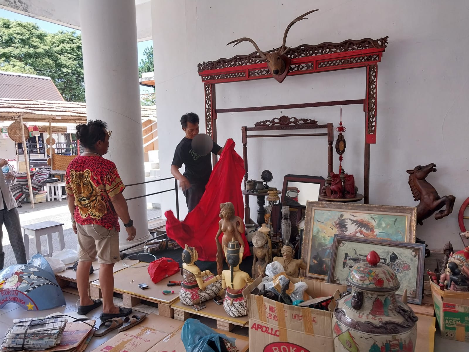 KANGEN: Persiapan Pasar Kangen 2023 yang akan dihelat 27 Juli hingga 5 Agustus 2023 di Halaman Taman Budaya Yogyakarta menghadirkan jajanan lawas dan barang antik. (Wulan Yanuarwati/Radar Jogja)