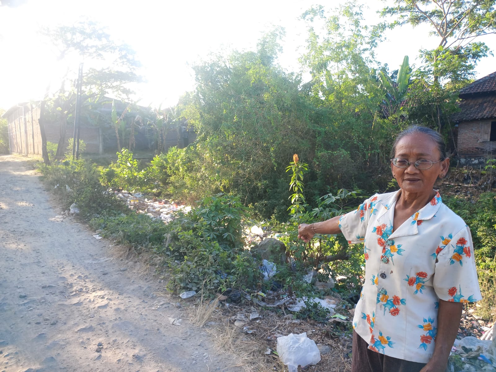 PENUH SAMPAH: Seorang warga menunjukkan kondisi Kali Dengkeng lawas yang saat ini menjadi sungai mati. Sungai mati itu penuh sampah, Rabu, 26 Juli 2023. (MEITIKA CANDRA LANTIVA/RADAR JOGJA)