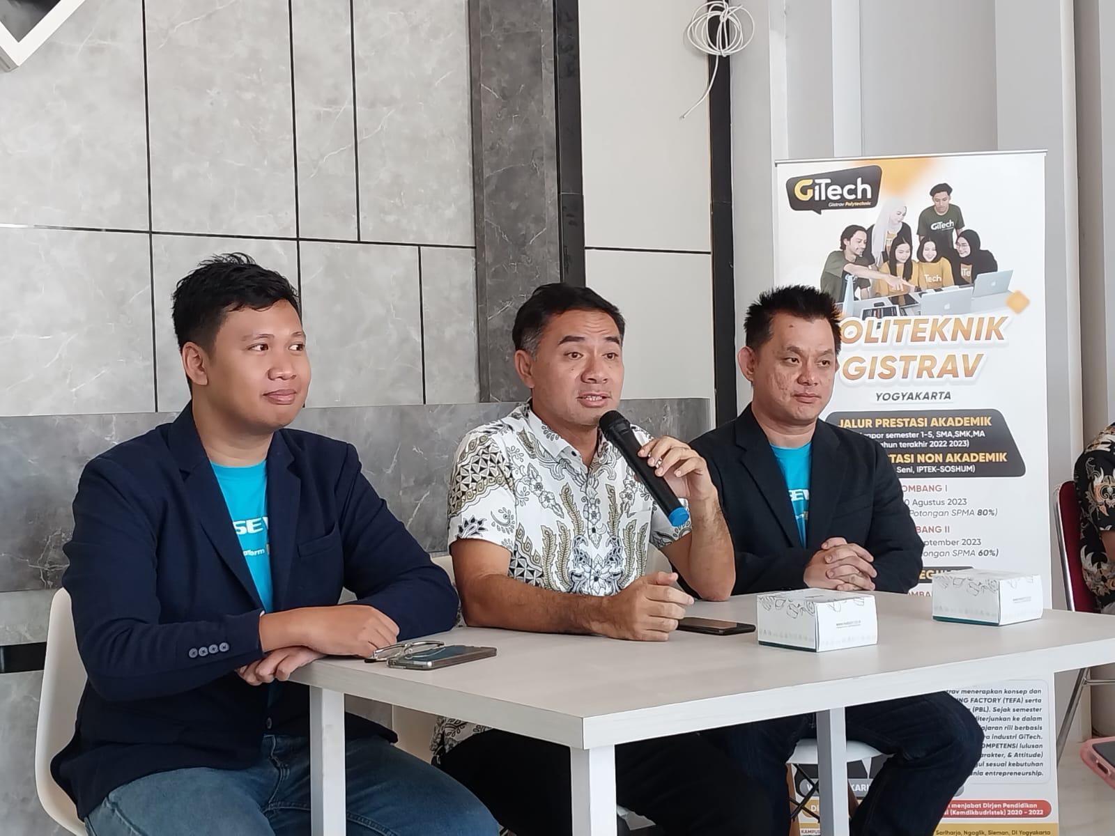 TEKNOLOGI: Direktur Politeknik Gistrav Wikan Sakarinto (tengah) didampingi CEO Education Technology SEVIMA Sugianto Halim (kanan) saat peluncuran kampus, Rabu (26/7/2023). (Dok. Politeknik Gistrav)