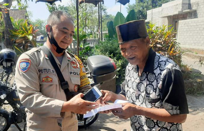 PEDULI : Bhabinkamtibmas Kalurahan Umbulmartani Ngemplak Sleman Aiptu Putut Raharjo menyalurkan zakat profesi personel Polresta Sleman.